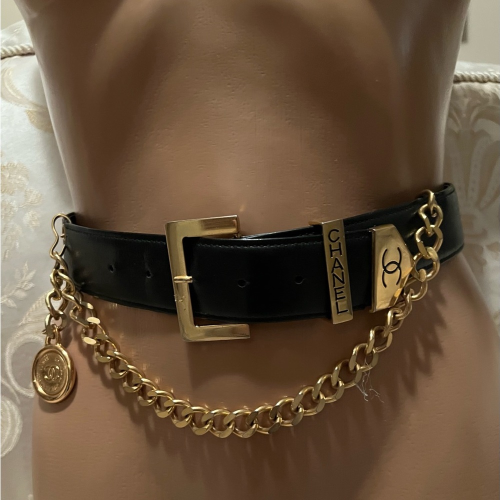 CHANEL Black Leather Belt with Gold Chain & Dangling Round Chanel Medallion - Picture 9 of 15